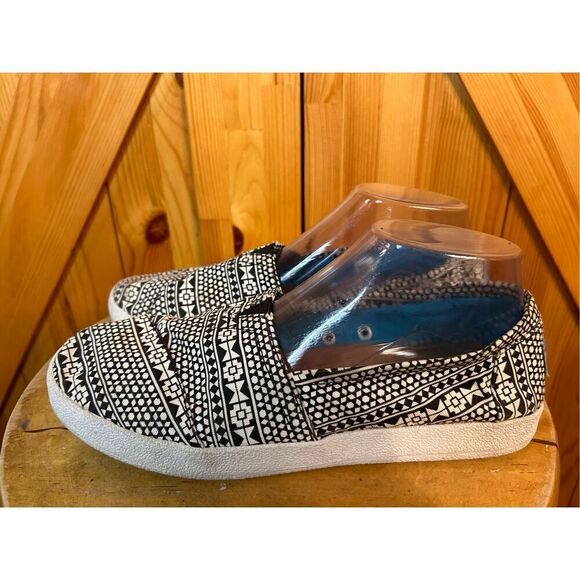 TOMS black white geometric flat shoes canvas size 8.5 ￼ - Picture 1 of 8